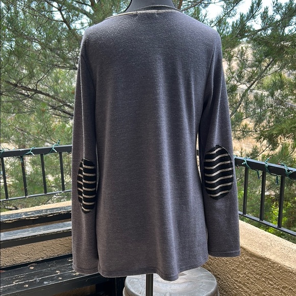 12 Pm By Mon Ami Gray and Black Boxy Sweatshirt - Picture 3 of 5